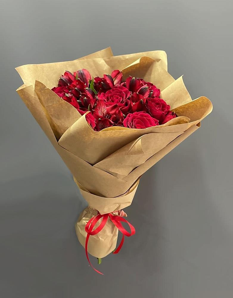 Букет цветов из: Альстромерии и Розы в Спорном