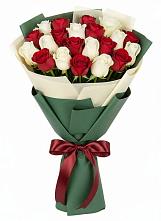 Букет Микс из красных и белых роз в Спорном
