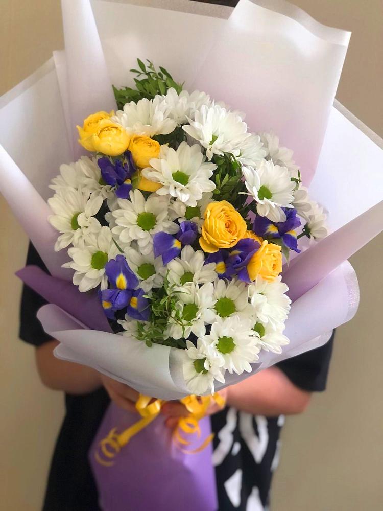 Букет цветов из: Ирисы, Хризантемы и Розы в Спорном