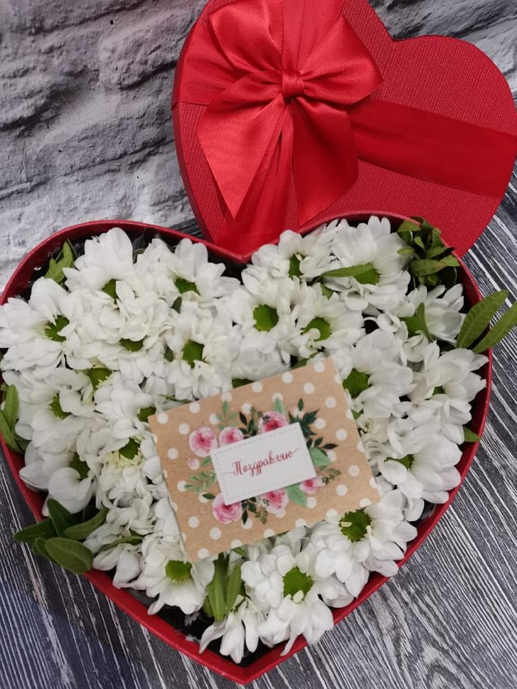 Цветочная композиция из Хризантемы в виде сердца в Спорном