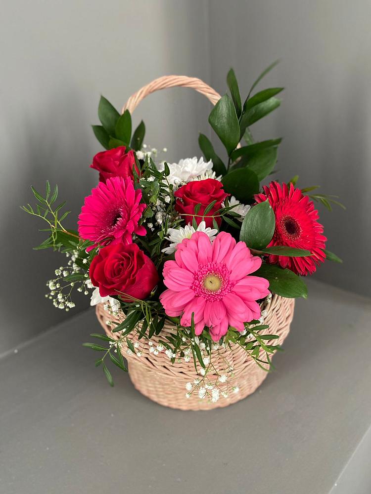 Цветочная композиция из Розы, Хризантемы и Герберы в корзине в Спорном